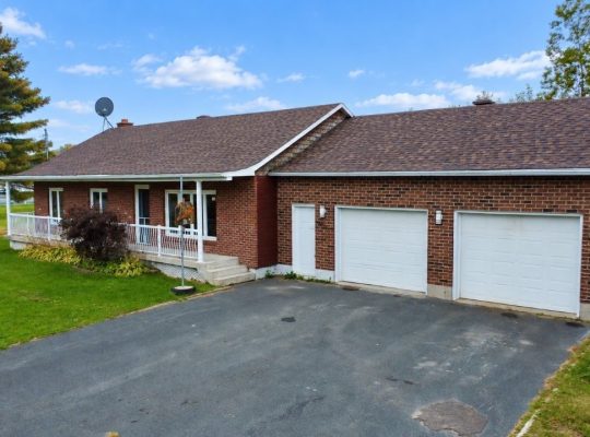 Danville (Estrie) : Maison de campagne, garages