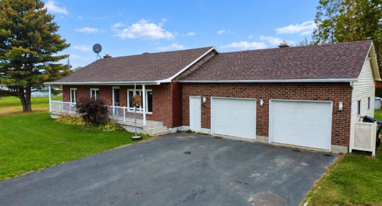 Danville (Estrie) : Maison de campagne, garages