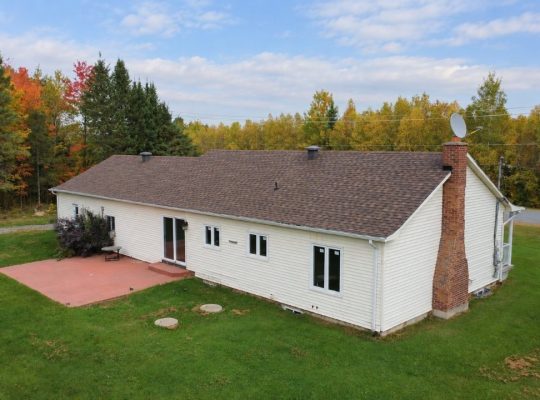 Danville (Estrie) : Maison de campagne, garages