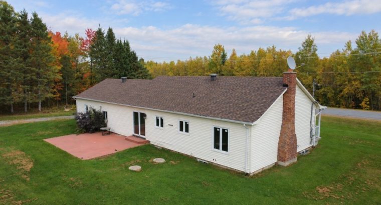 Danville (Estrie) : Maison de campagne, garages