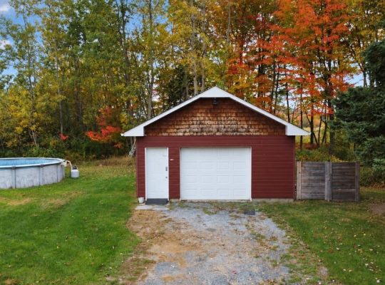 Danville (Estrie) : Maison de campagne, garages