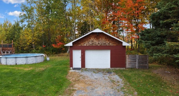 Danville (Estrie) : Maison de campagne, garages