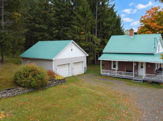 Newport (Estrie) : Fermette 103 acres terre à bois