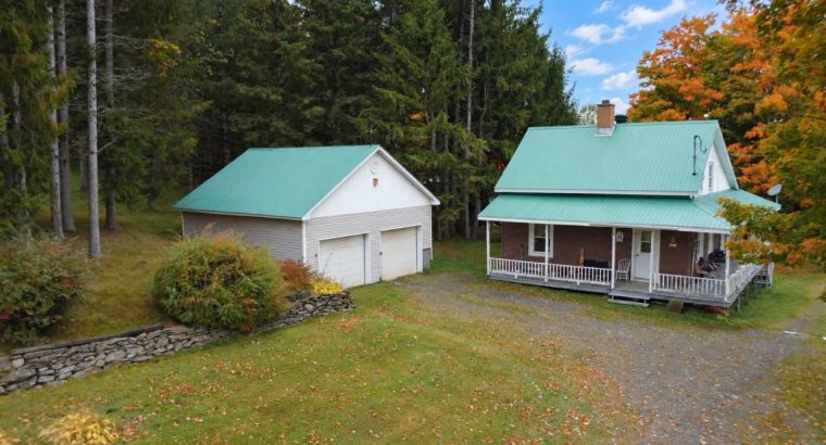 Newport (Estrie) : Fermette 103 acres terre à bois